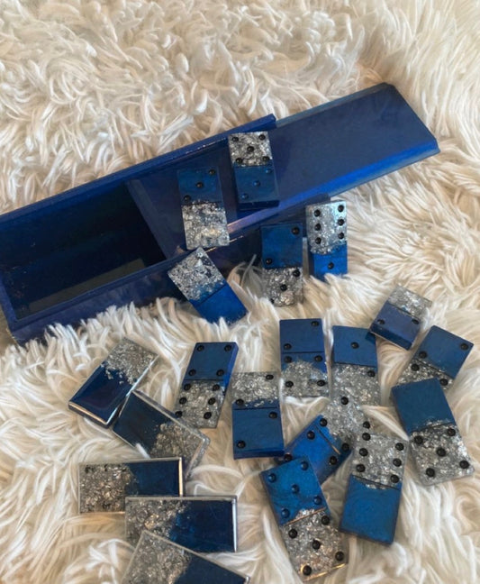 Dominoes set