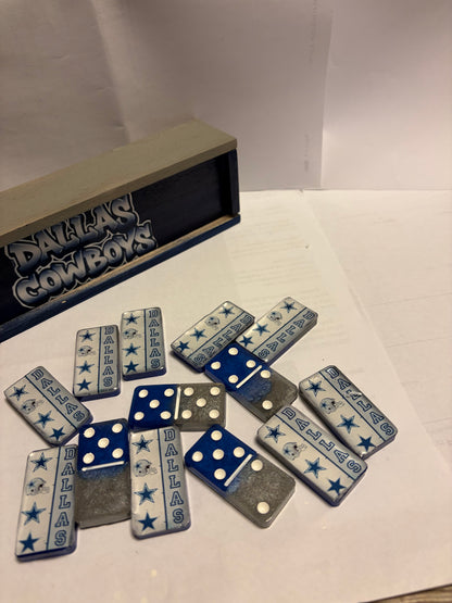 Dominoes set
